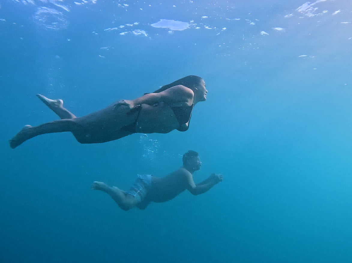 couple swimming on waikiki snorkeling tour